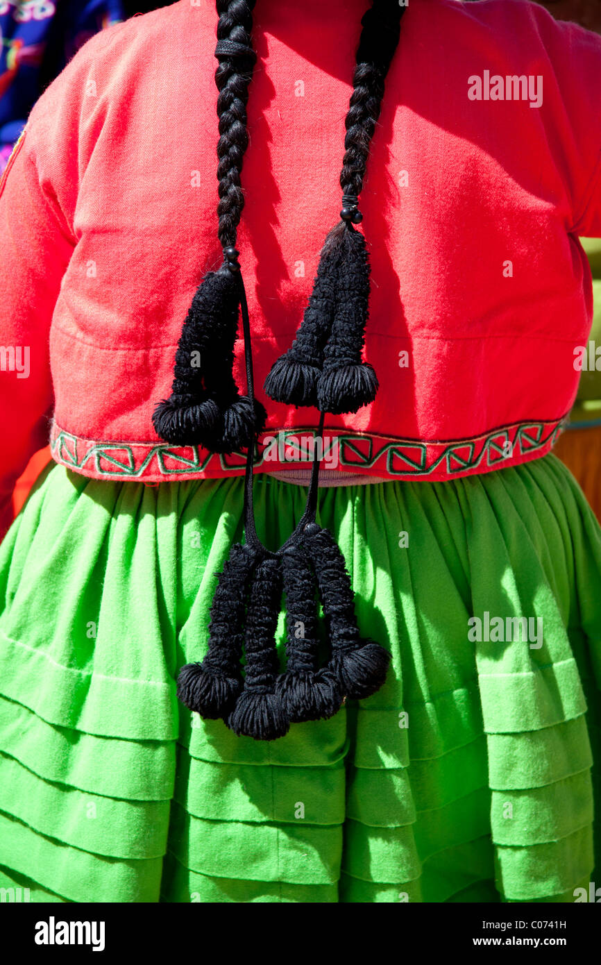 Une femme Aymara sur l'Islas de los Uros, Îles flottantes ou Reed Tortora, au Pérou, le lac Titicaca. Banque D'Images