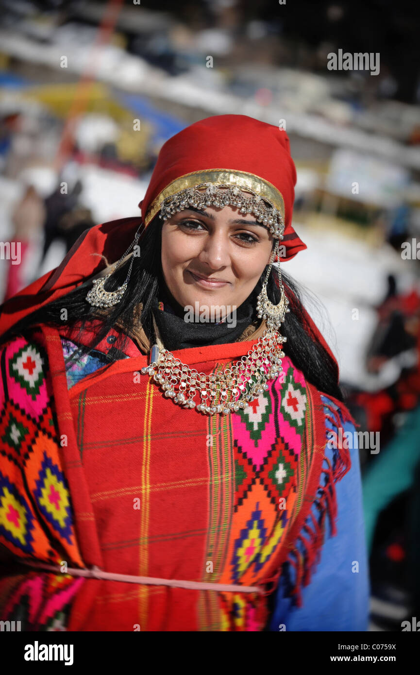 Femme indienne habillé pour la neige Banque D'Images