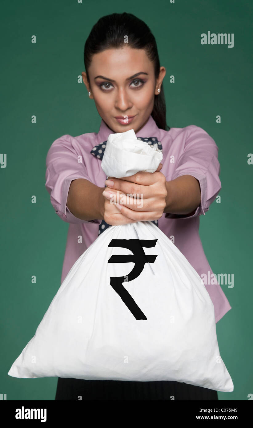 Hotel Room argent sac avec Indian Rupee symbole sur elle Banque D'Images