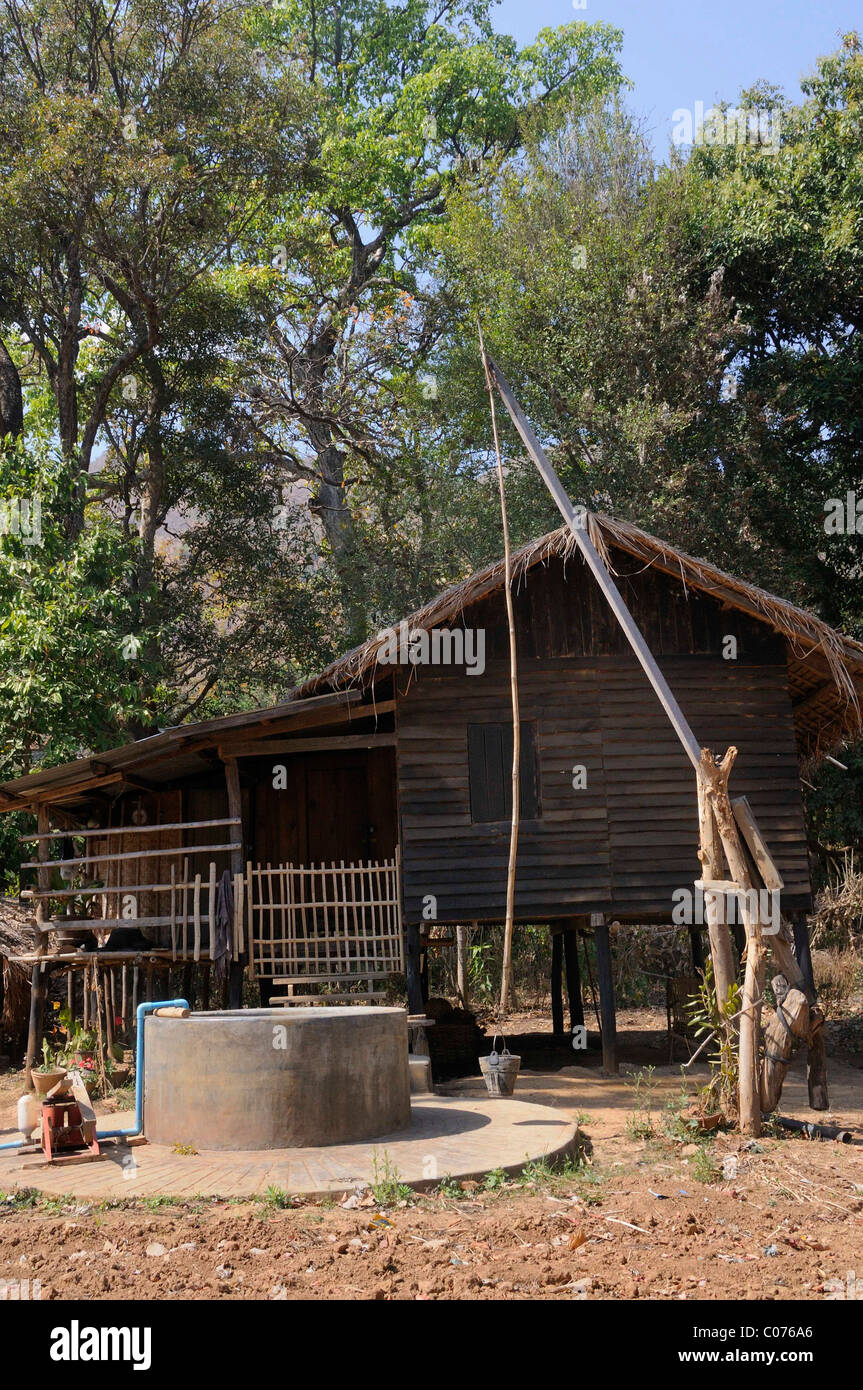 Tirer bien en face d'une ferme, Nyaung Shwe, lac Inle, l'État de Shan, Myanmar, Birmanie, en Asie du sud-est Banque D'Images