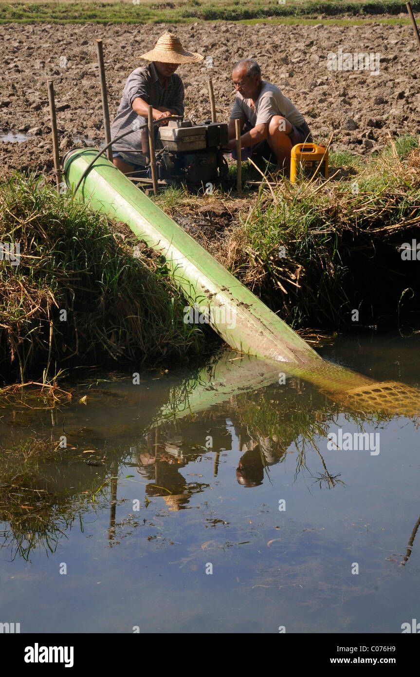 Vis d'Archimède, pompe à vis pour élever l'eau sur les champs, Nyaung Shwe, lac Inle, l'État de Shan, Myanmar, Birmanie, en Asie du sud-est Banque D'Images
