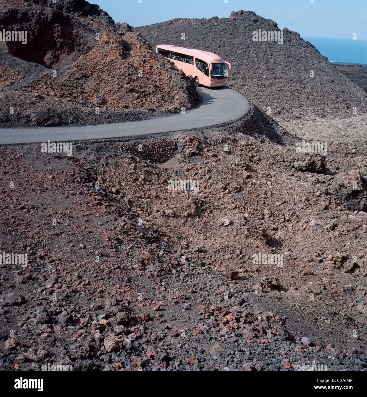 En Bus du parc naturel de Timanfaya de paysages volcaniques sur l'île de Lanzarote, Canary Islands, Spain, Europe Banque D'Images