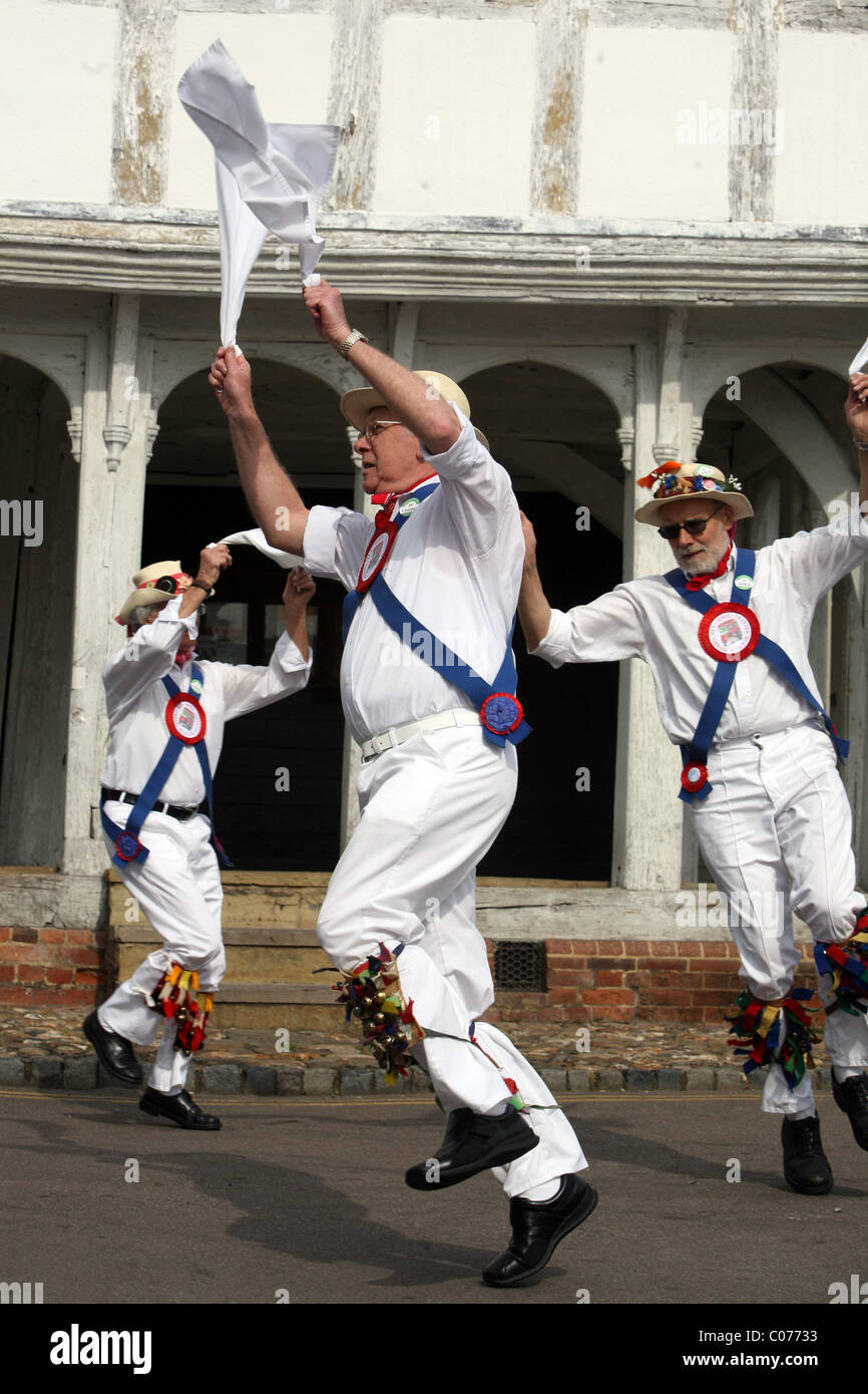 Danseurs Morris près de la Guildhall en Thaxted Essex Banque D'Images