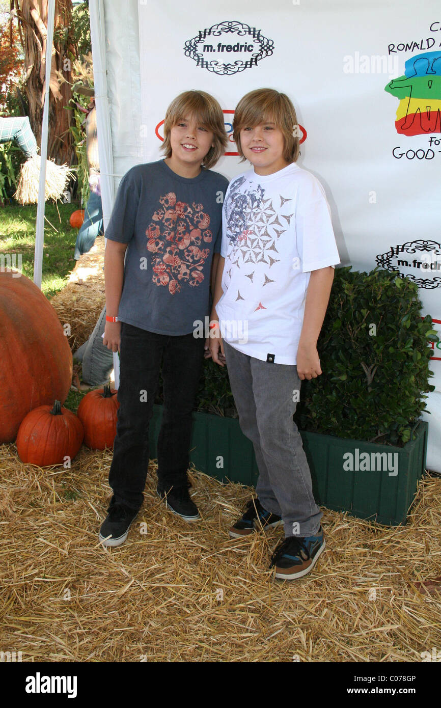 Cole Sprouse Dylan Sprouse et le 15e Carnaval Halloween pour lever des fonds pour le Camp Ronald McDonald, qui fournit Banque D'Images