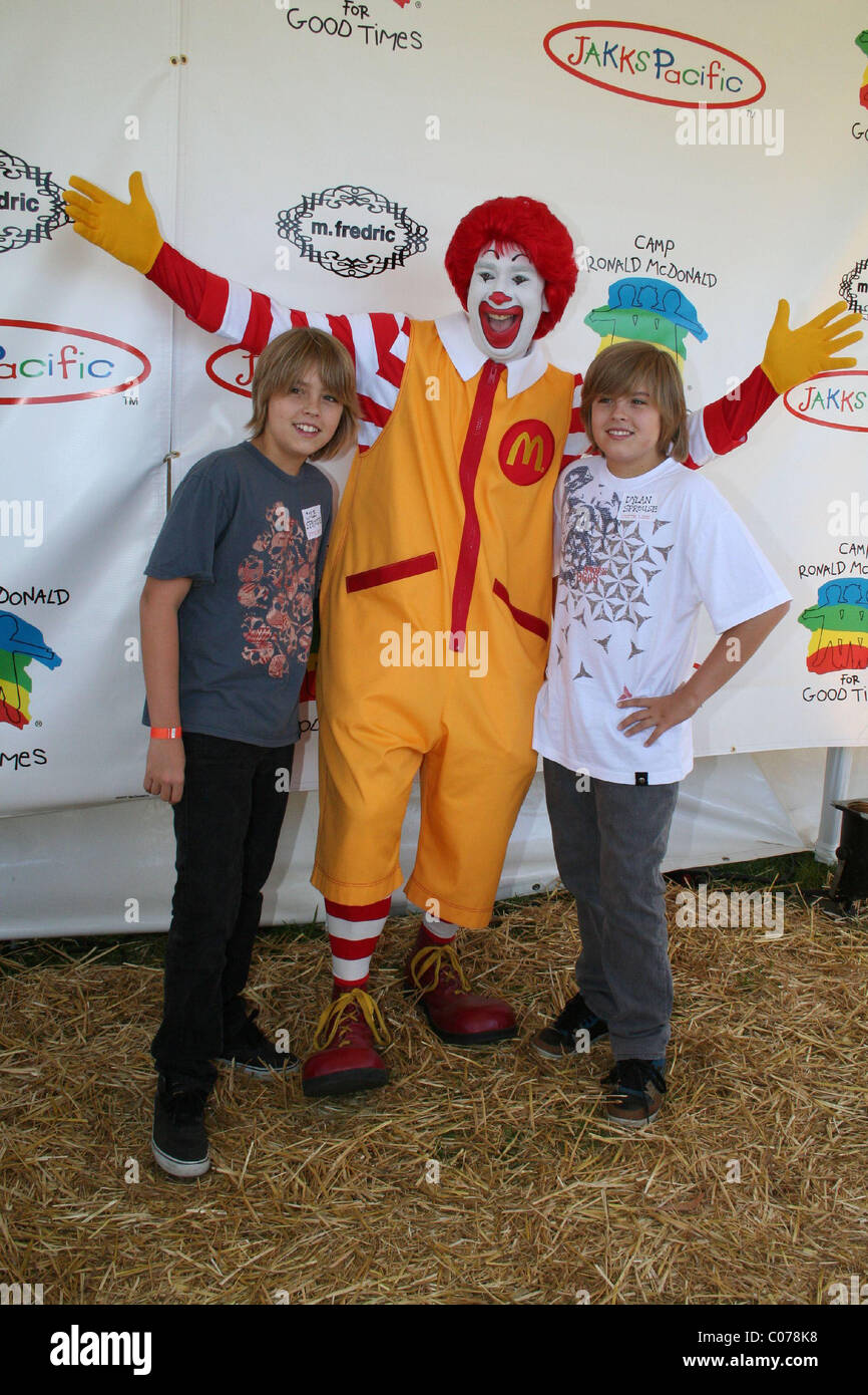 Cole Sprouse, Ronald McDonald et Dylan Sprouse Le 15e Carnaval Halloween pour lever des fonds pour le Camp Ronald McDonald, Banque D'Images