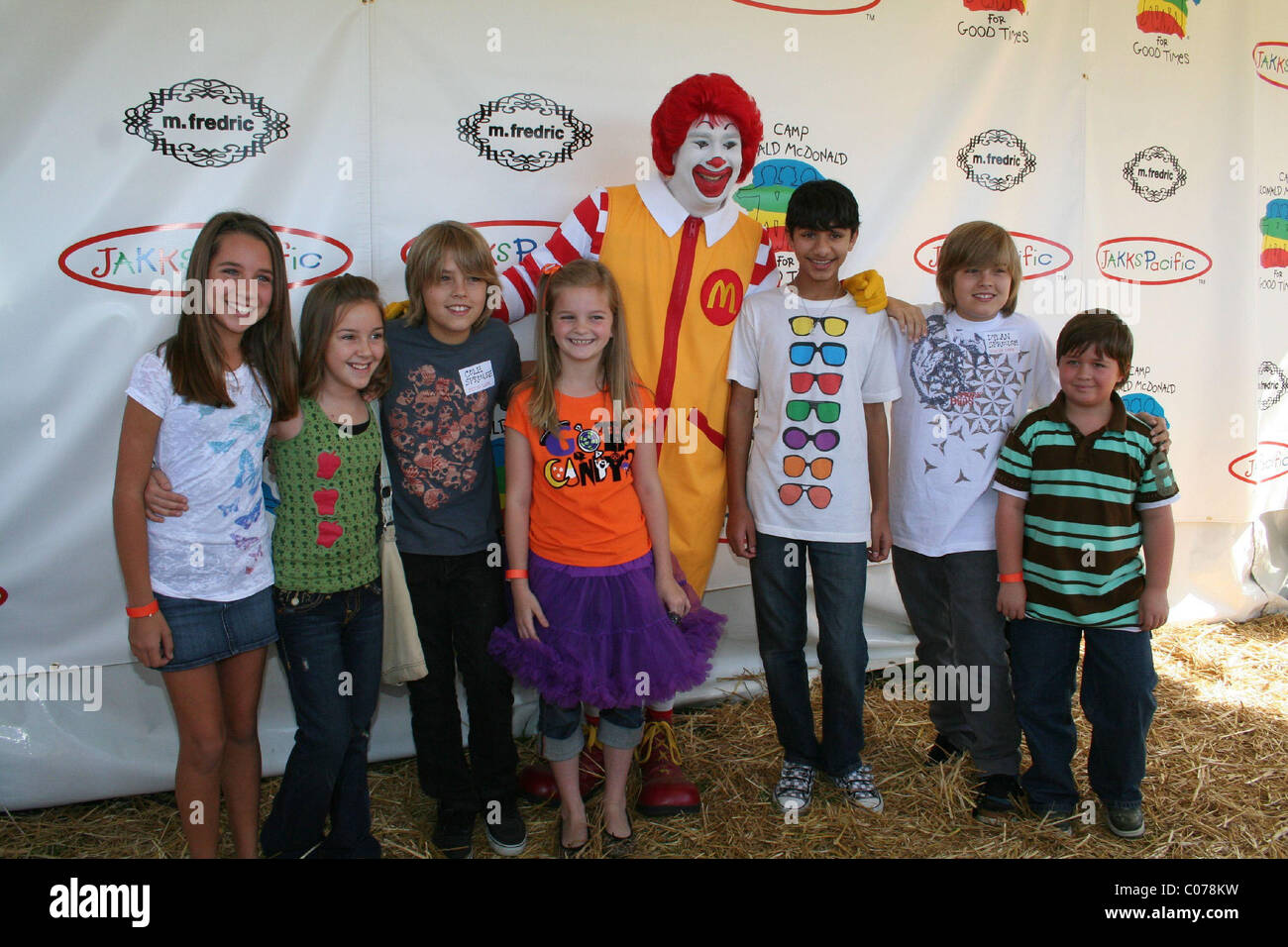 Taylor Atelian Billi, Bruno, Cole Sprouse, Karris Dorsey, Ronald McDonald, Mark Indelicato, Dylan Sprouse, et Conner Rayburn Banque D'Images