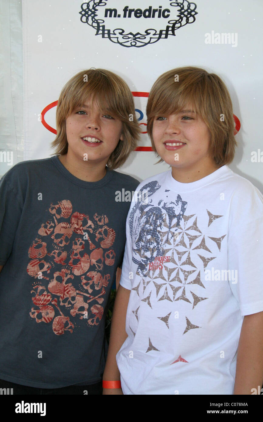 Cole Sprouse Dylan Sprouse et le 15e Carnaval Halloween pour lever des fonds pour le Camp Ronald McDonald, qui fournit Banque D'Images