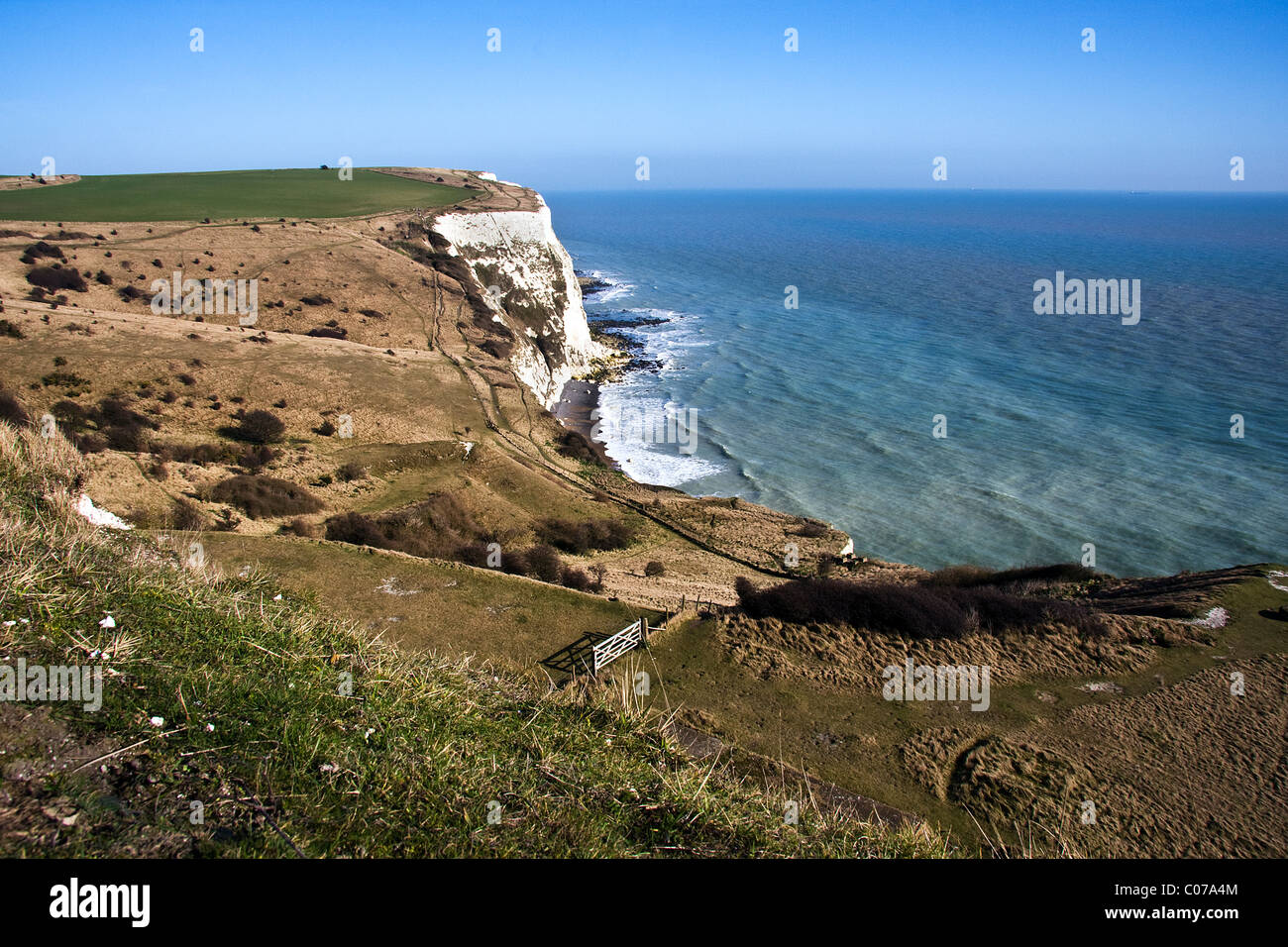 Vue sur la côte de la falaises blanches de Douvres sur terre avec le National Trust, spectaculaire effrayant vue sur la Manche Banque D'Images