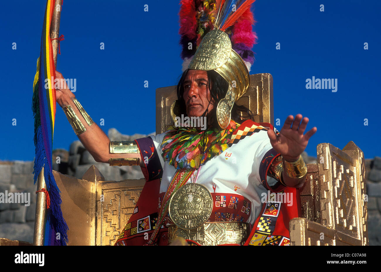 Souverain Inca avec bijoux en or sur un trône d'or, de l'Inti Raymi festival traditionnel, solstice d'hiver Banque D'Images
