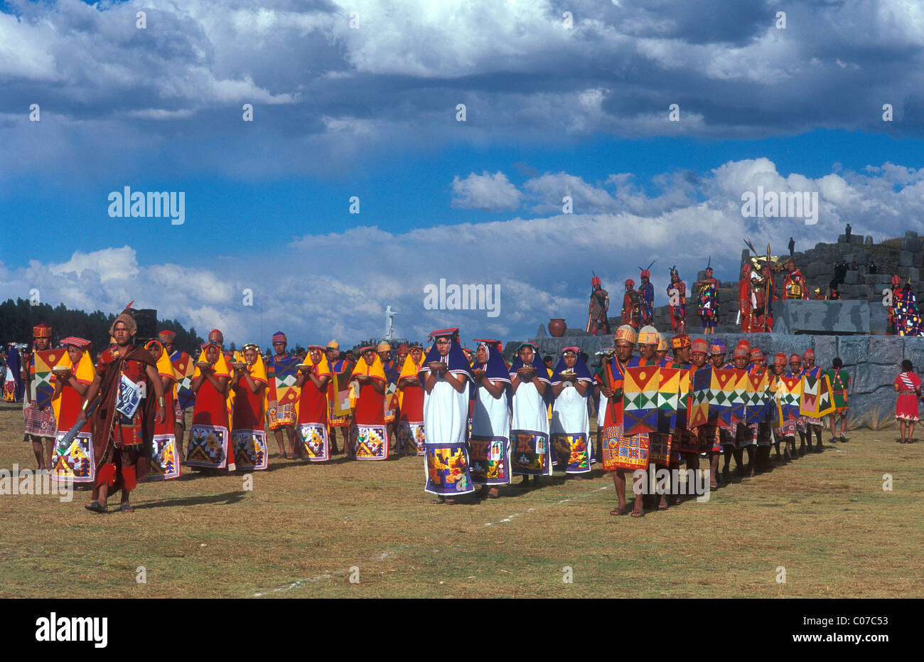 Défilé traditionnel du soleil maidens et guerriers du soleil pour l'Inti Raymi festival du solstice d'hiver, Banque D'Images