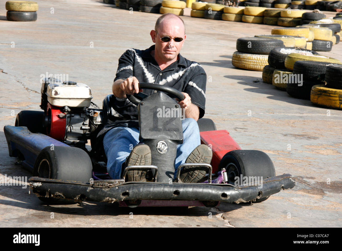 Un homme d'une course de kart sur une piste Banque D'Images