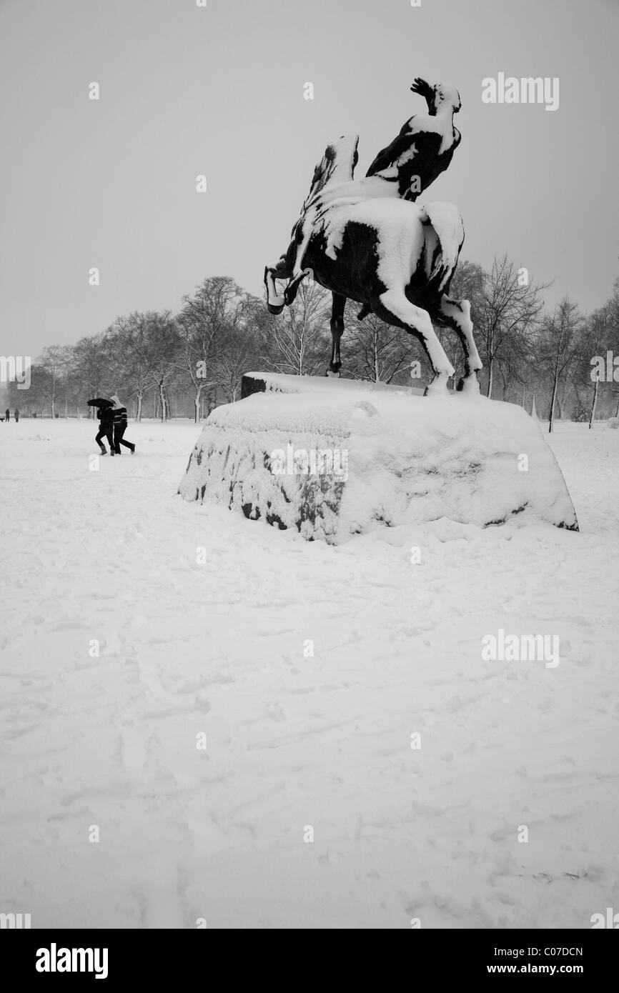 Beaucoup de neige par l'énergie physique statue dans les jardins de Kensington, London, UK Banque D'Images