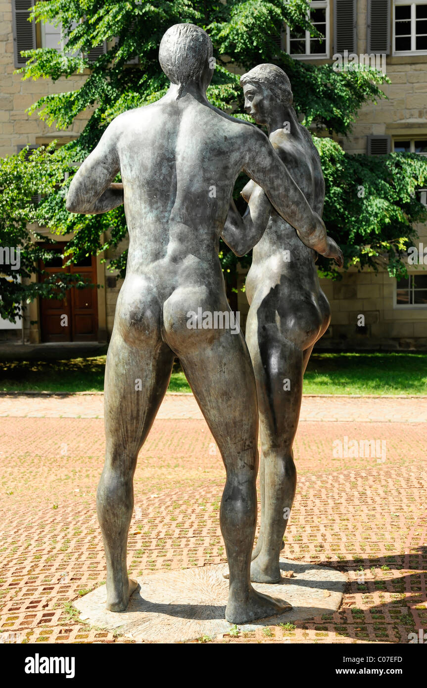 Sculptures d'Adam et Eve en face de l'usine Spitalmuehle, cour de la 'heiliger Geist, Schwaebisch Gmuend Hôpital' Banque D'Images