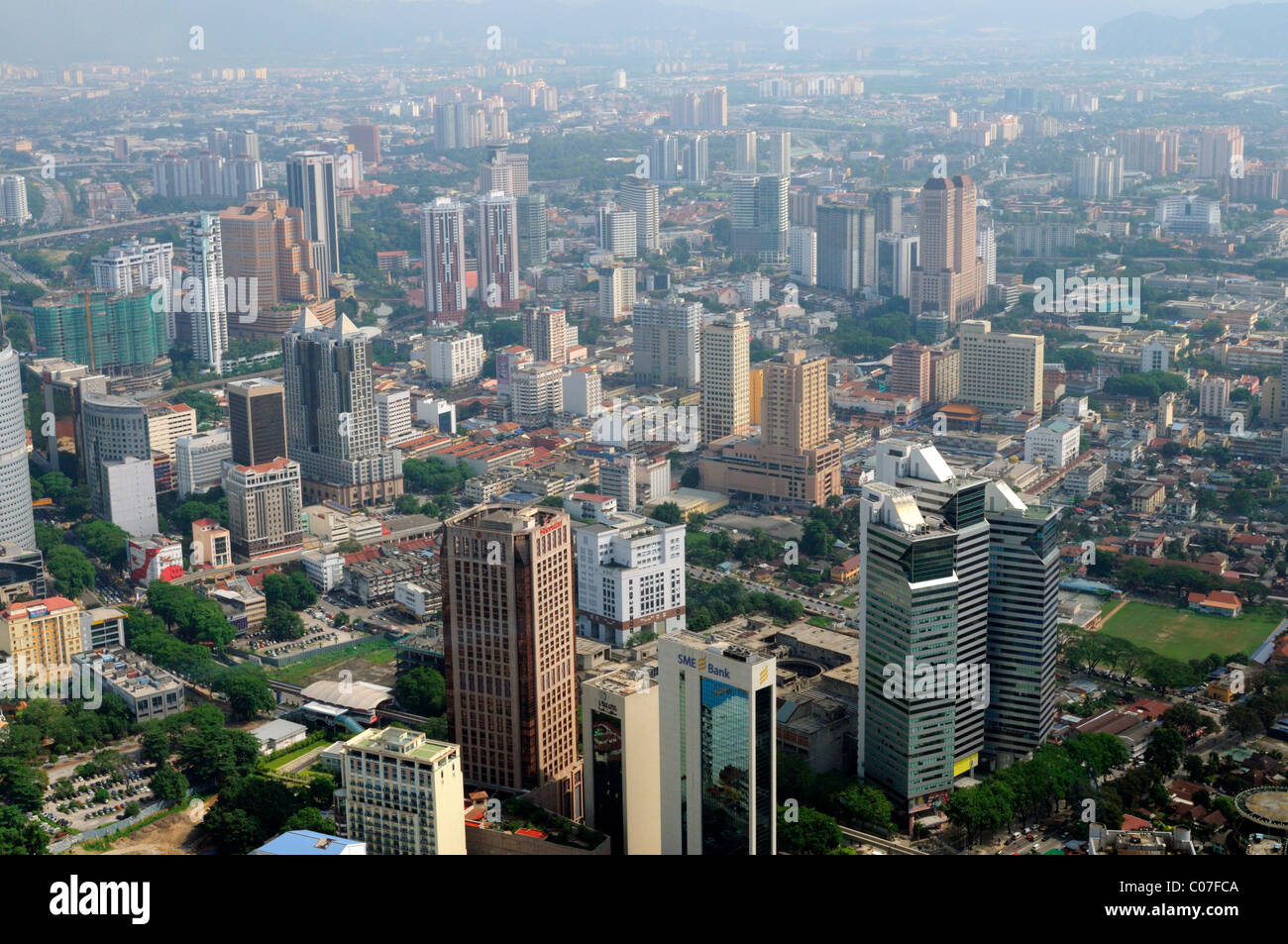 Central Business District CBD vu de l'horizon de la ville gratte-ciel tour de télécommunication radio Menara KL Kuala Lumpur Malaisie Banque D'Images