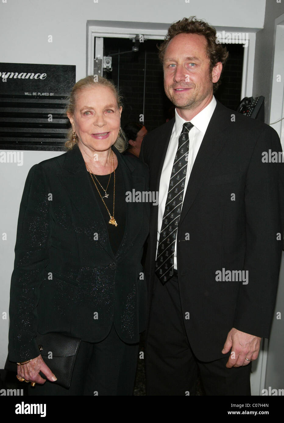 Lauren Bacall et son fils Sam Robards soirée d'ouverture de la production de Broadway théâtre Rond-point 'la Grande' à Banque D'Images