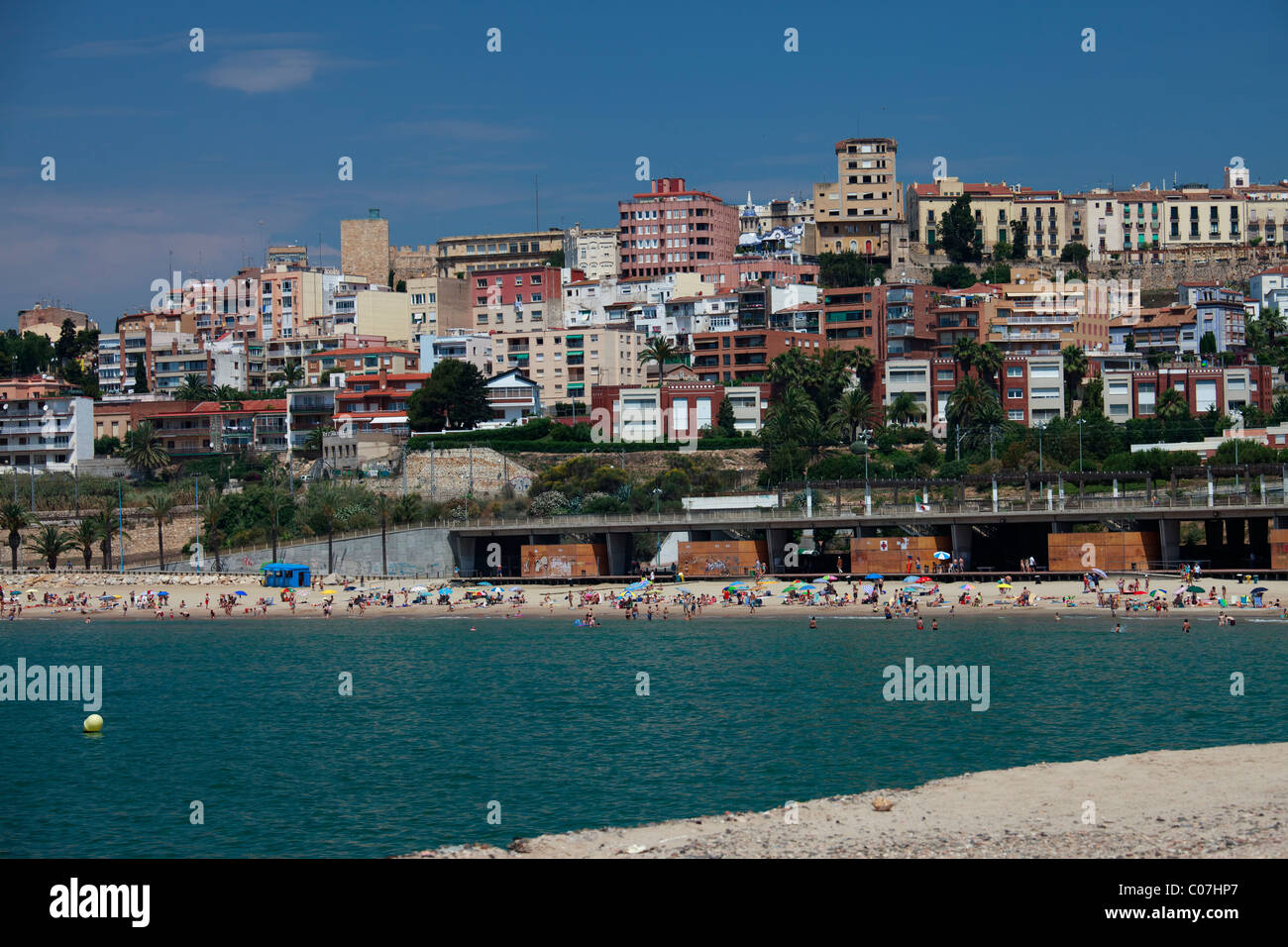 Paysage urbain : la mer Méditerranée, la plage de Tarragone et maisons sur les pentes Banque D'Images