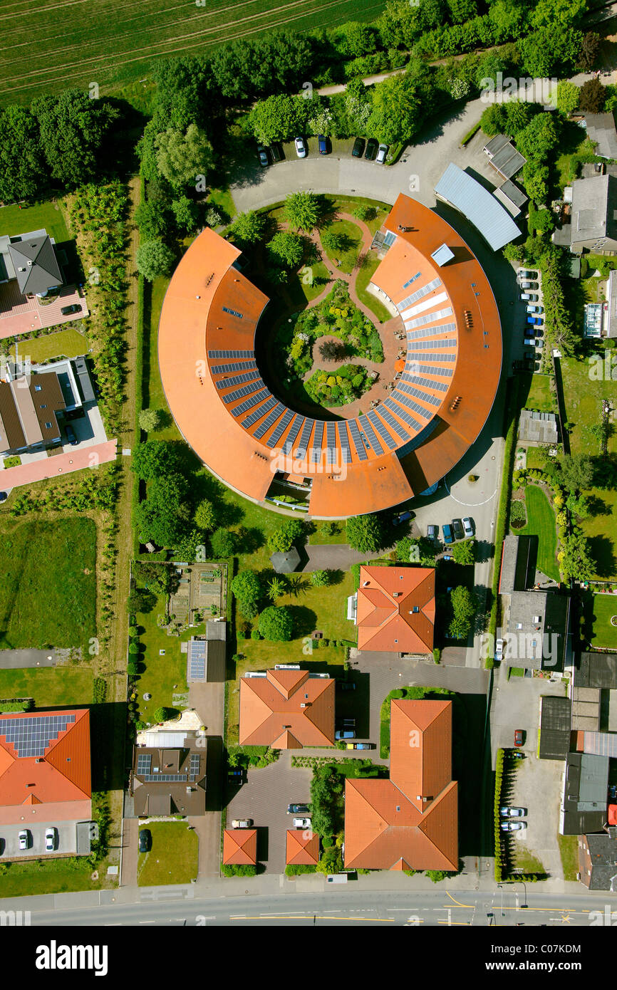 Photo aérienne, avec des panneaux solaires sur le toit de l'atrium, maison de retraite, Alt-Oer Oer-Erkenschwick, Ruhr, Rhénanie du Nord-Westphalie Banque D'Images