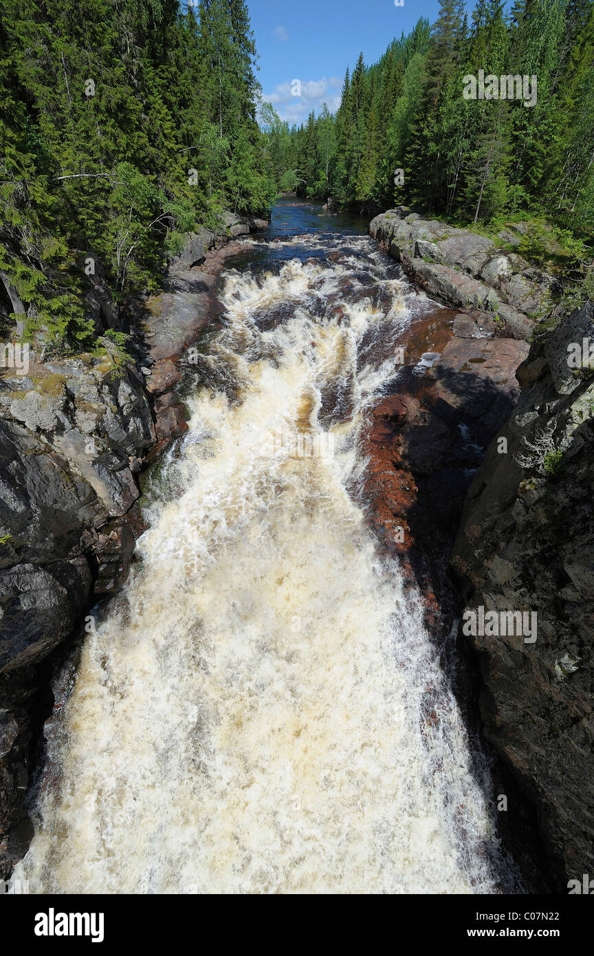 À l'Helvetesfallet falls la rivière Aeman plonge à 30m entre les falaises verticales, Oerebro laen, Suède, Scandinavie, Europe Banque D'Images