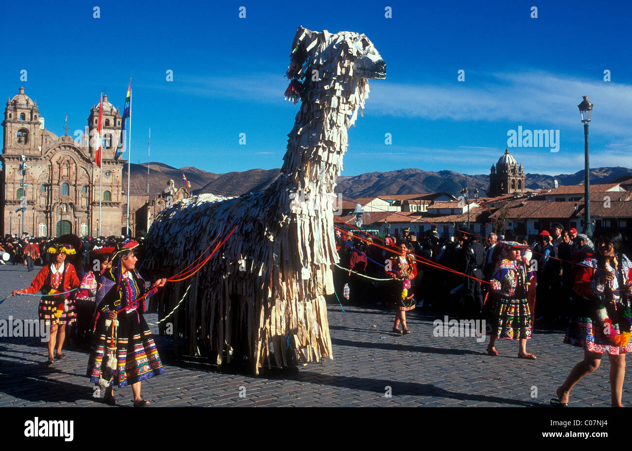 Un grand Lama figure sont transmises sur la Plaza de Armas dans Qusco, défilé de l'Inti Raymi festival Banque D'Images