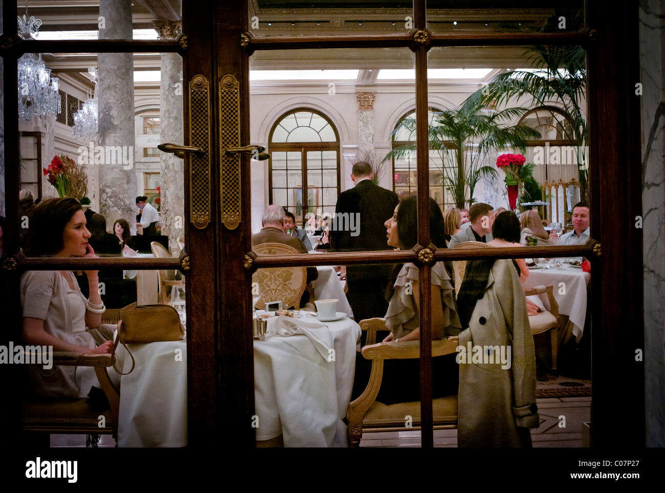 Les jeunes femmes bénéficient leur déjeuner le jour de Noël de l'hôtel Plaza 5th Avenue New York City United States of America USA Banque D'Images