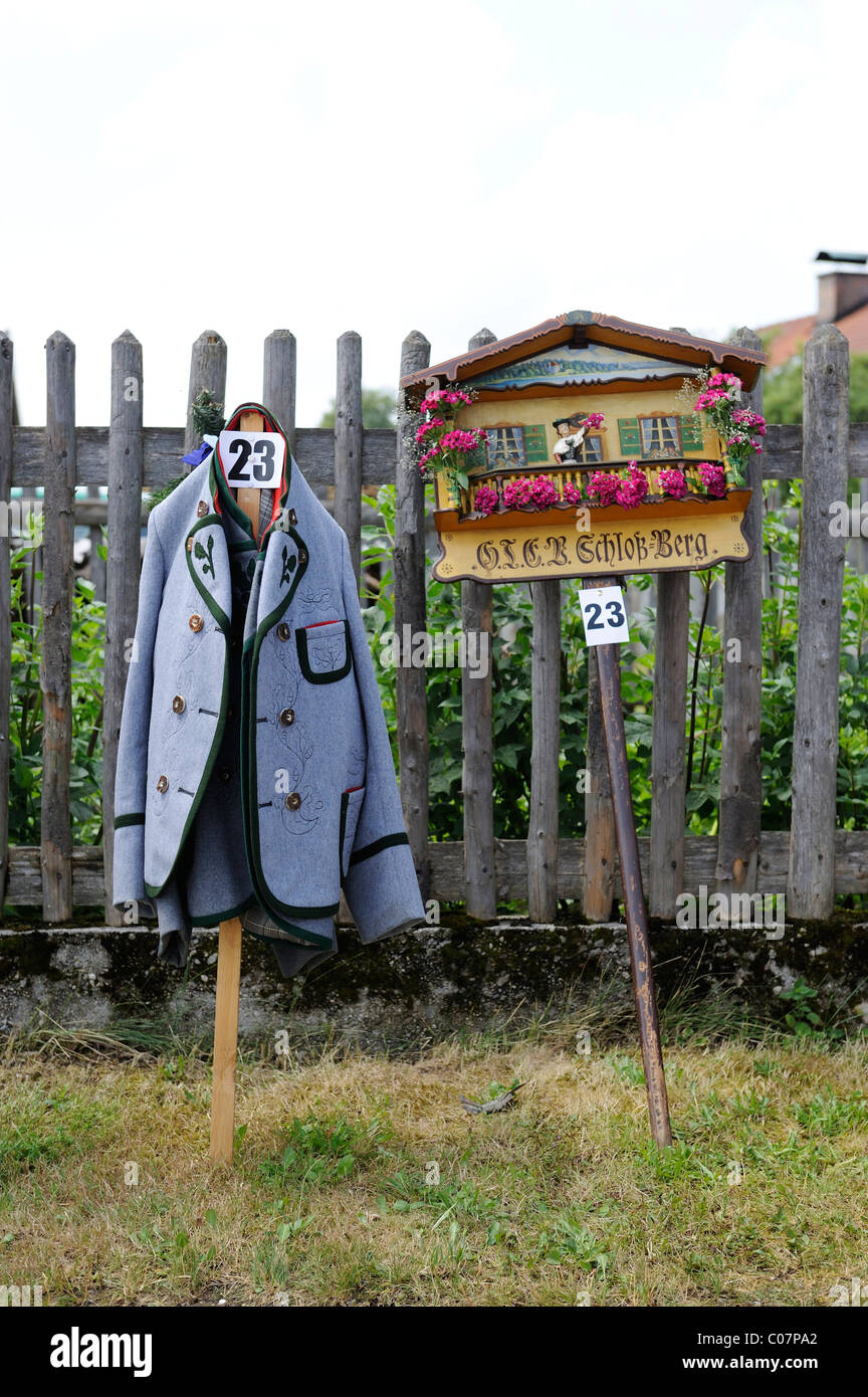 Robe Veste et le signe du Trachtenverein Schloss Berg Costumes traditionnels Association appuyé contre une clôture Banque D'Images