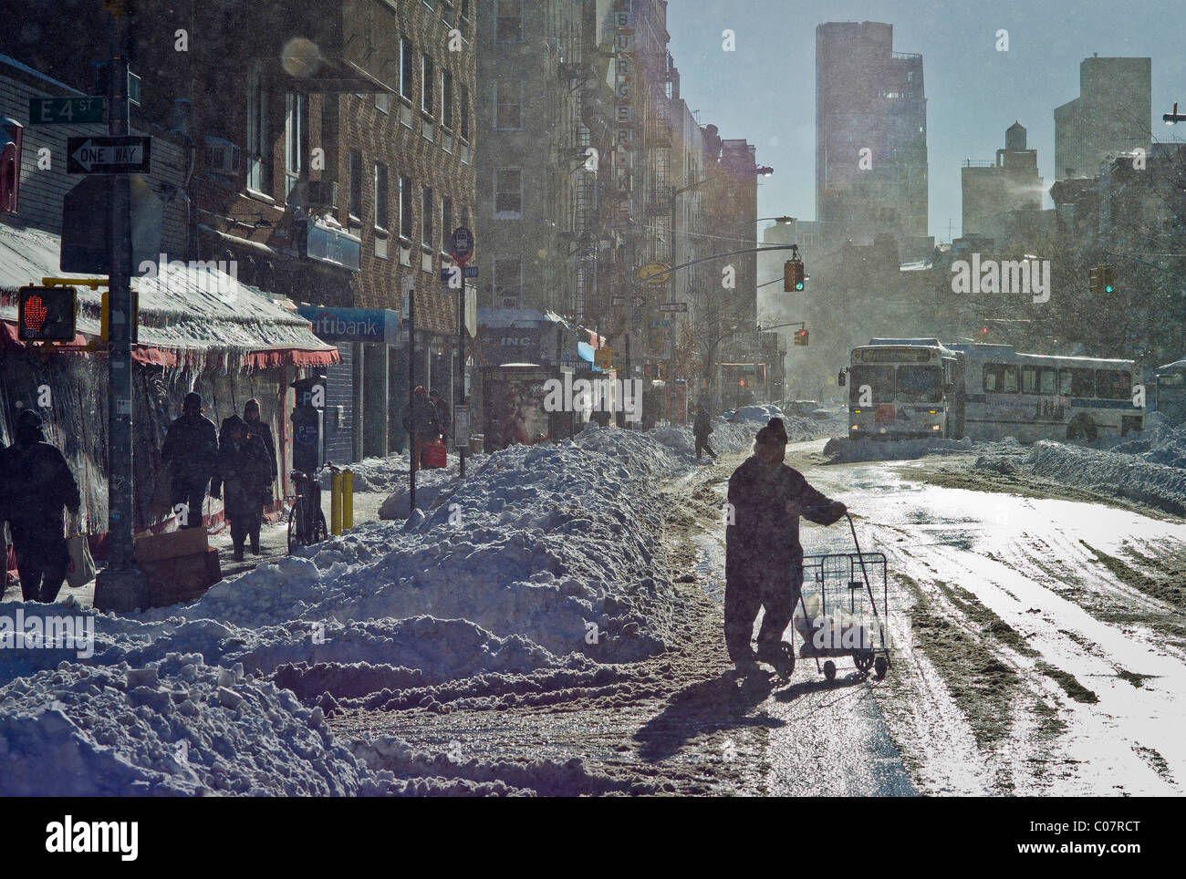 Un homme traverse East 4th Street au cours de la neige à Noël 2010. Banque D'Images