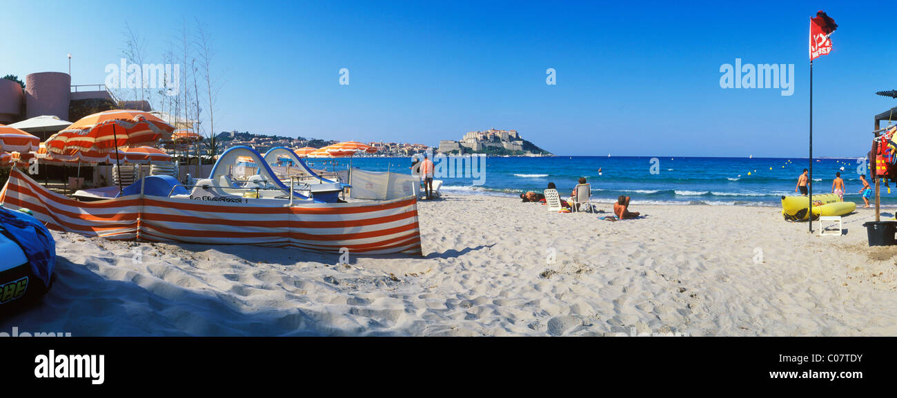 Plage de sable fin, avec vue sur la citadelle de Calvi, Balagne, Corse, France, Europe Banque D'Images