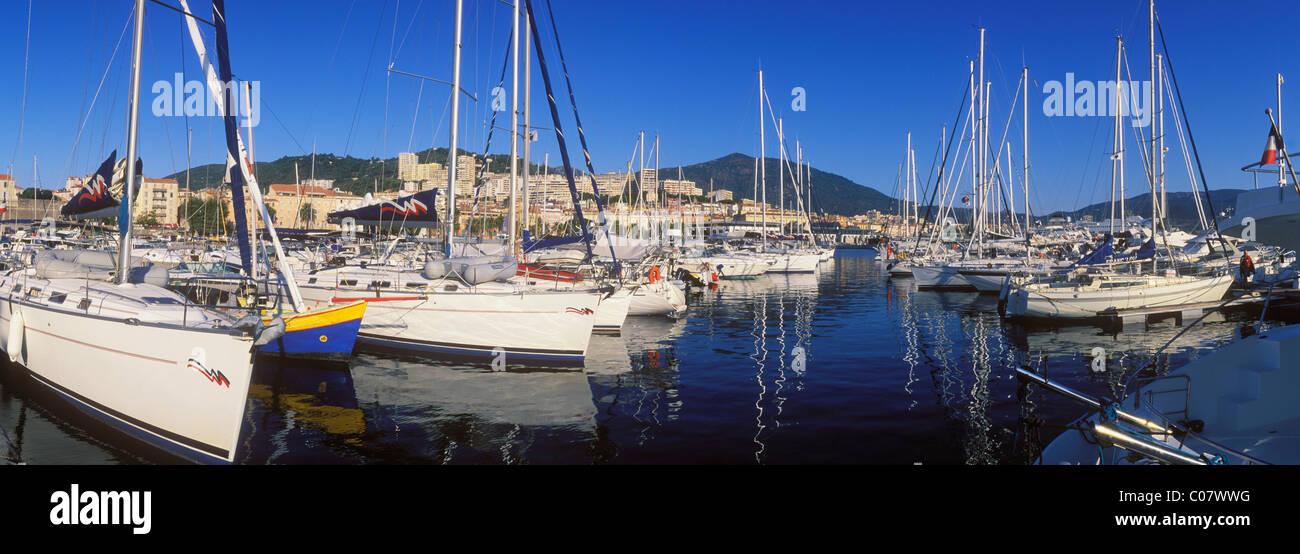 Voiliers dans le port d'Ajaccio, Corse, France, Europe Banque D'Images