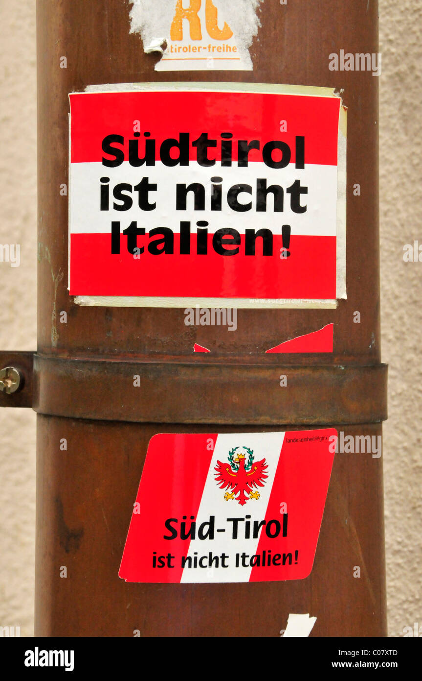 Autocollant politique de droite, Suedtirol ist nicht Italien, Allemand pour le Tyrol du Sud n'est pas italien, sur un lampadaire dans le quartier historique Banque D'Images