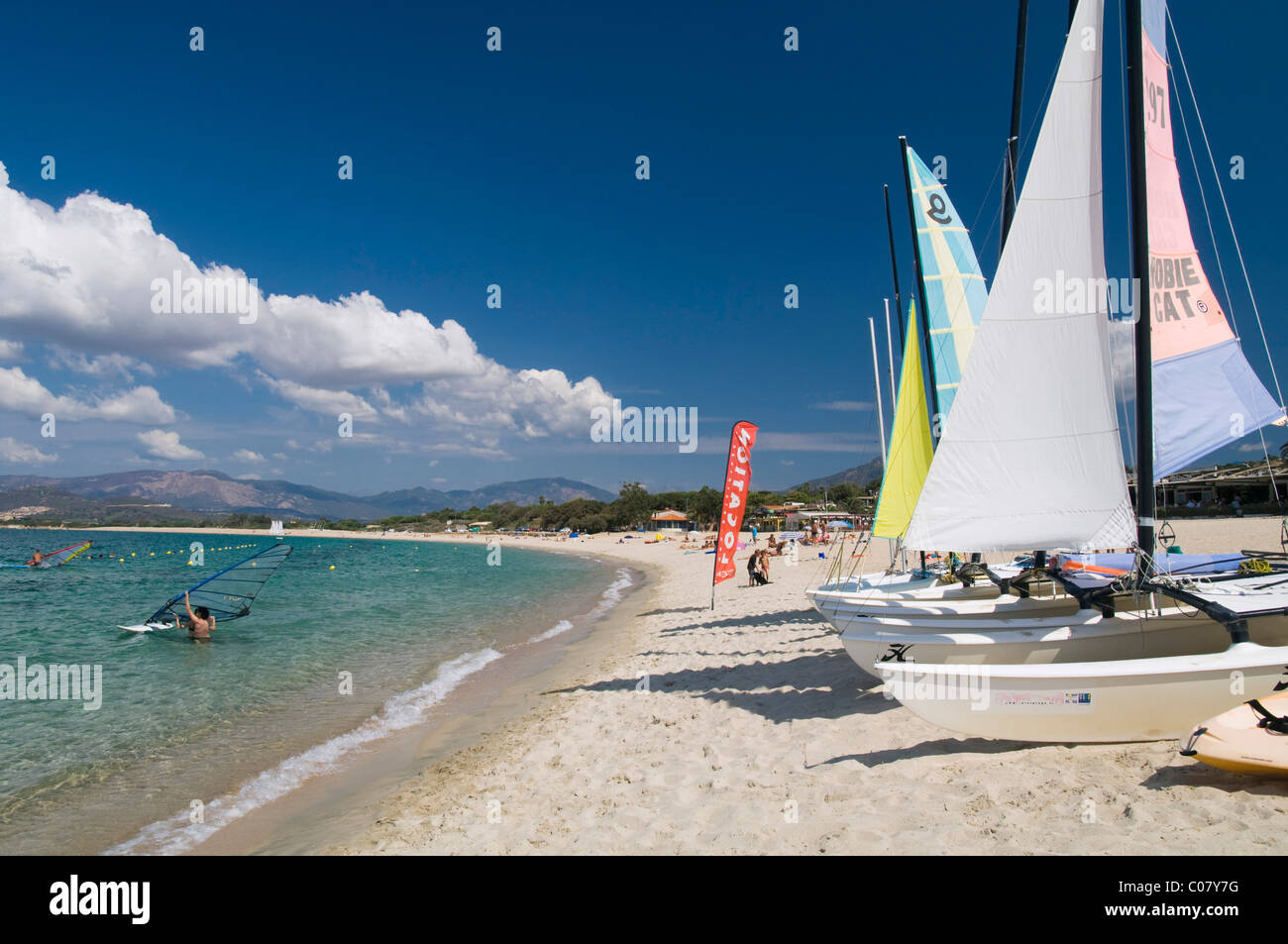 Voiliers sur la plage, à Porticcio, golfe d'Ajaccio, Corse, Corse, France, Europe Banque D'Images