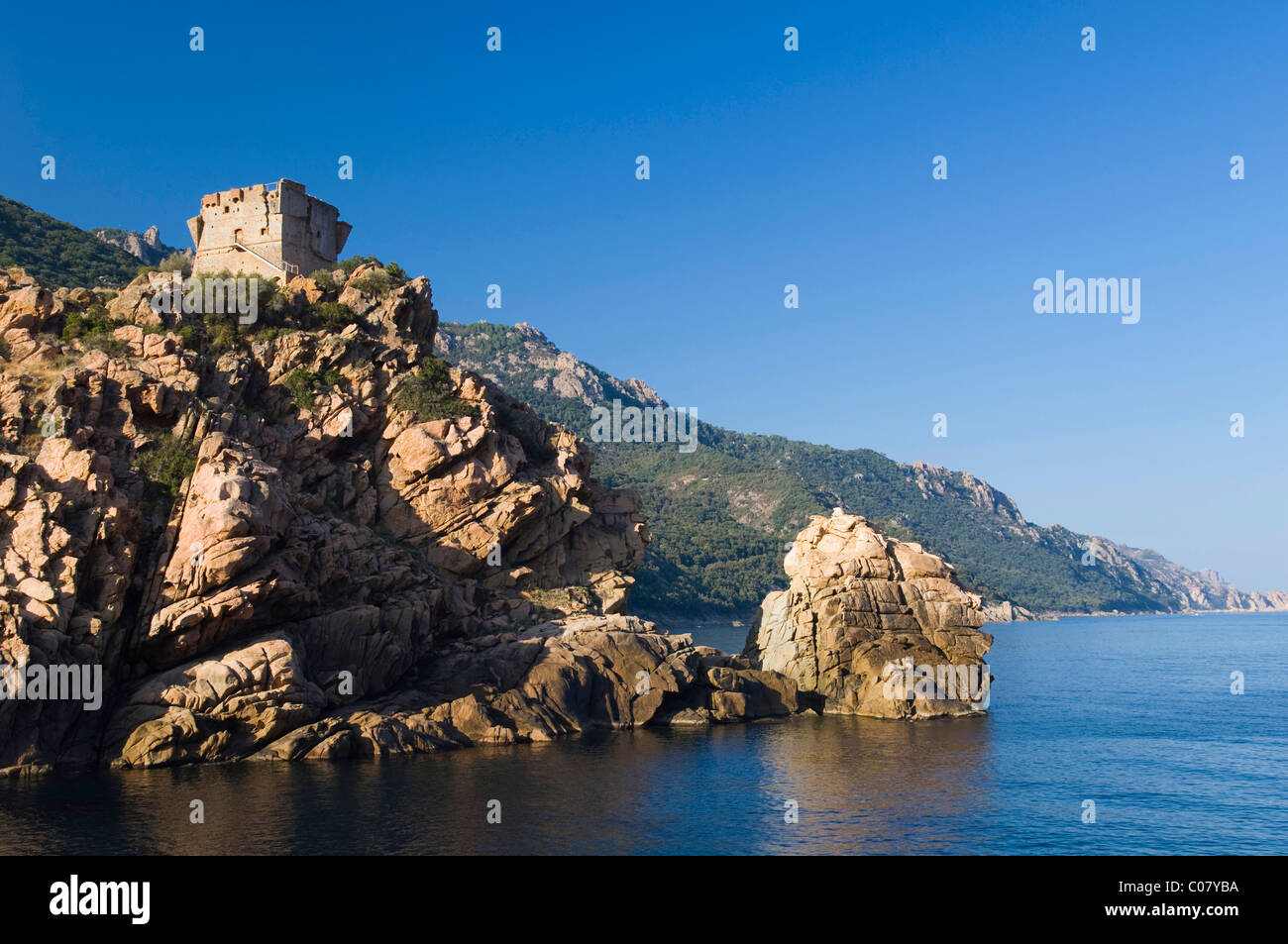 Tour Génoise, côte rocheuse de Porto, Golfe de Porto, Corse, France, Europe Banque D'Images