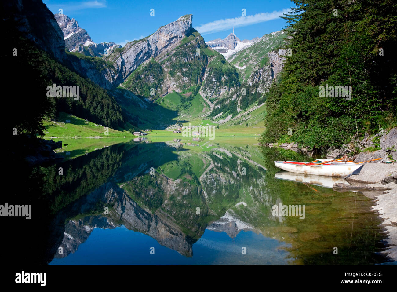 Matin calme avec vue au lac Seealpsee réflexions, vue vers la montagne et Saentis deux barques dans l'avant-plan Banque D'Images