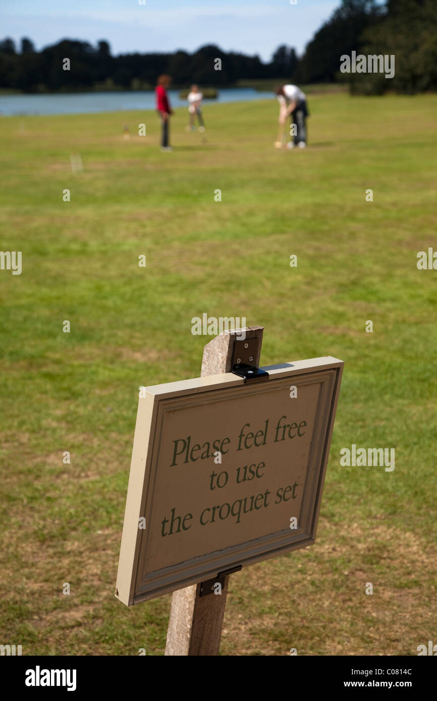 Avis en face de croquet avec des personnes dans le contexte de l'East Anglia Norfolk Angleterre Banque D'Images