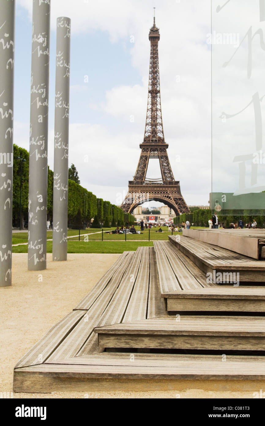 Colonnes avec tour dans l'arrière-plan, la Tour Eiffel, du Champ de Mars, Paris, France Banque D'Images