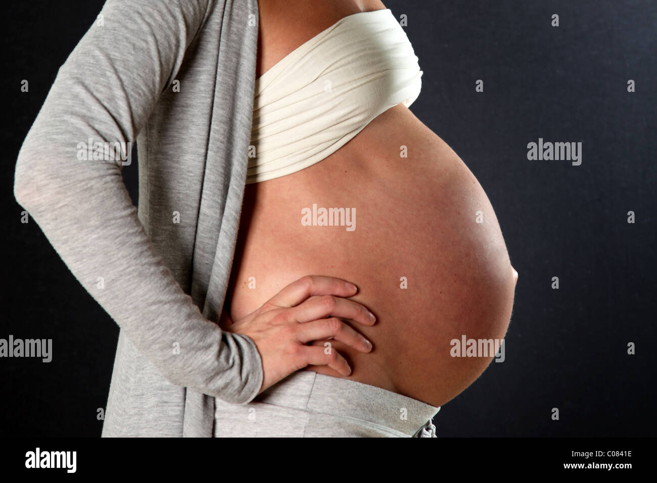 Femme enceinte avec un gros ventre, photographié en face Photo ...