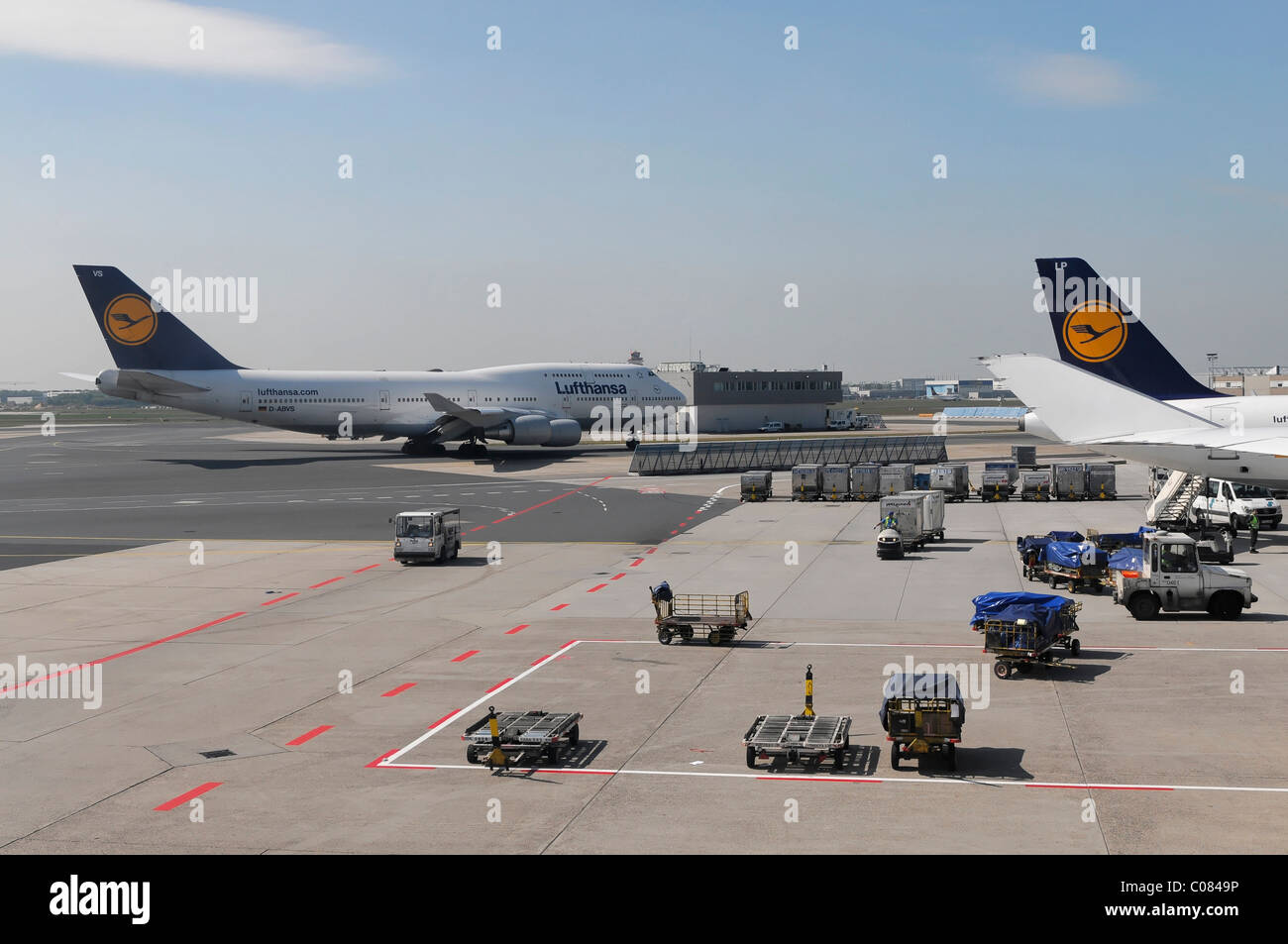 Se préparer pour le décollage des avions, l'aéroport de Francfort, Francfort, Hesse, Germany, Europe Banque D'Images