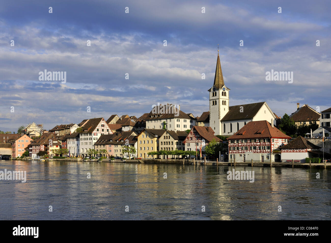 Vue sur le Rhin à la ville médiévale de Diessenhofen, canton de Thurgovie, Suisse, Europe Banque D'Images