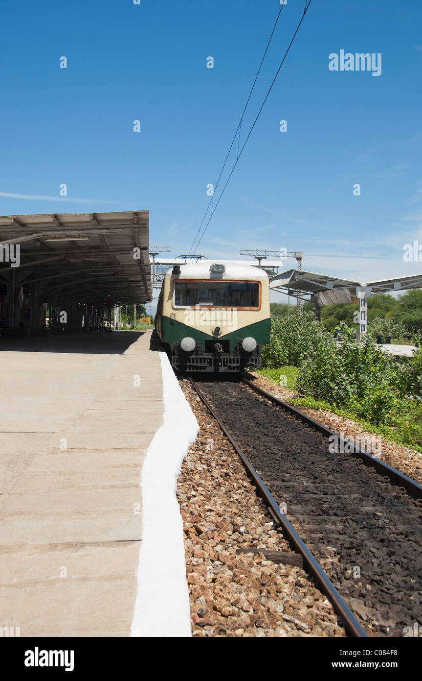 Train de voyageurs à une gare, Kanchipuram, Tamil Nadu, Inde Banque D'Images