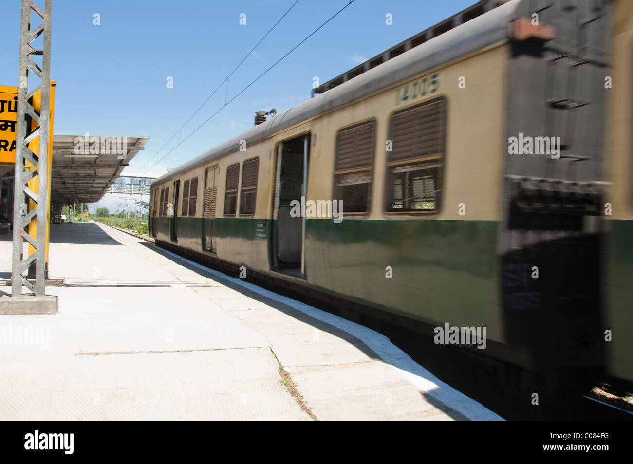 Train de voyageurs à une gare, Kanchipuram, Tamil Nadu, Inde Banque D'Images