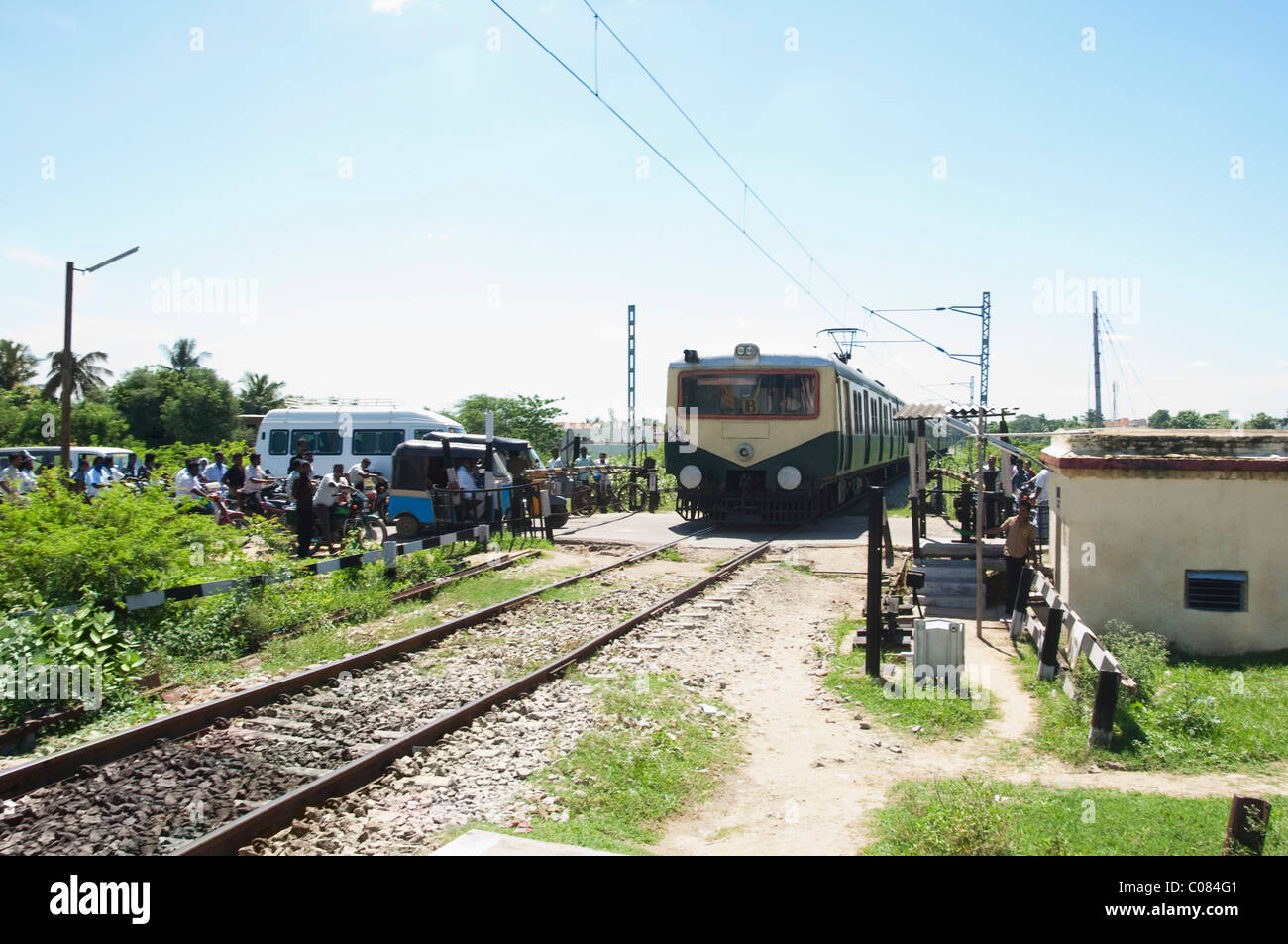Déménagement de trains de voyageurs sur les voies ferrées, Kanchipuram, Tamil Nadu, Inde Banque D'Images