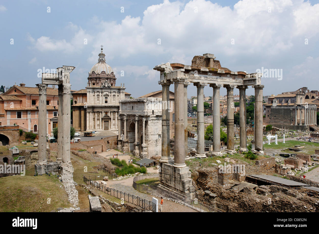 Forum Romanum, avec tempel de Saturne et S. Luca e Martina église, Rome, Italie, Europe Banque D'Images