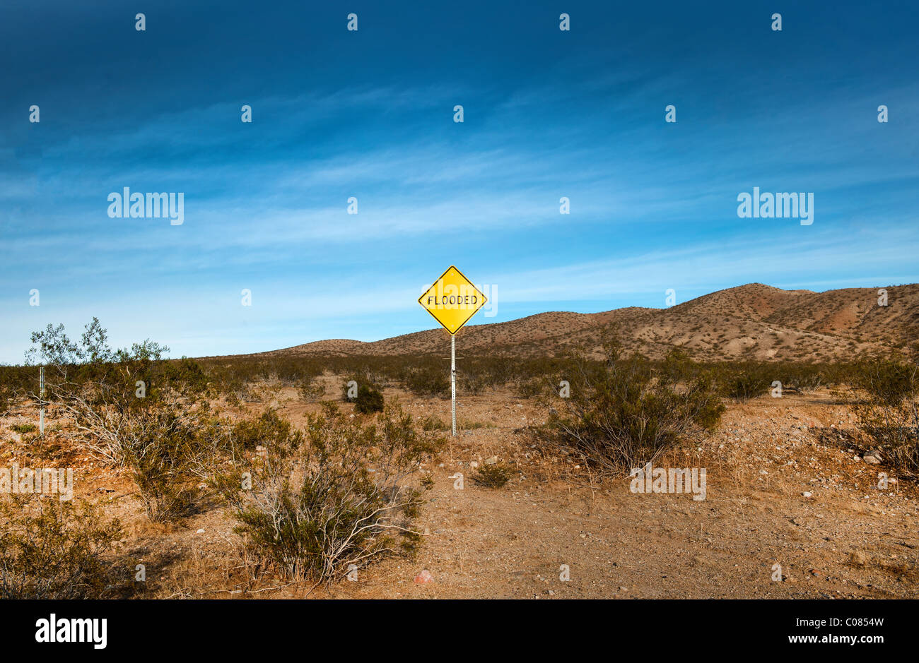 Panneau inondée dans le milieu de la désert de Mojave, Californie, USA. Banque D'Images