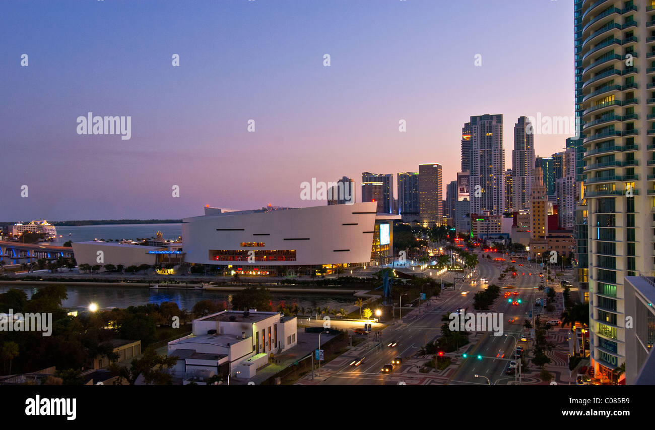 Nuit lumières de Biscayne Boulevard, American Airlines Arena et de l'horizon de Miami, Floride, USA Banque D'Images