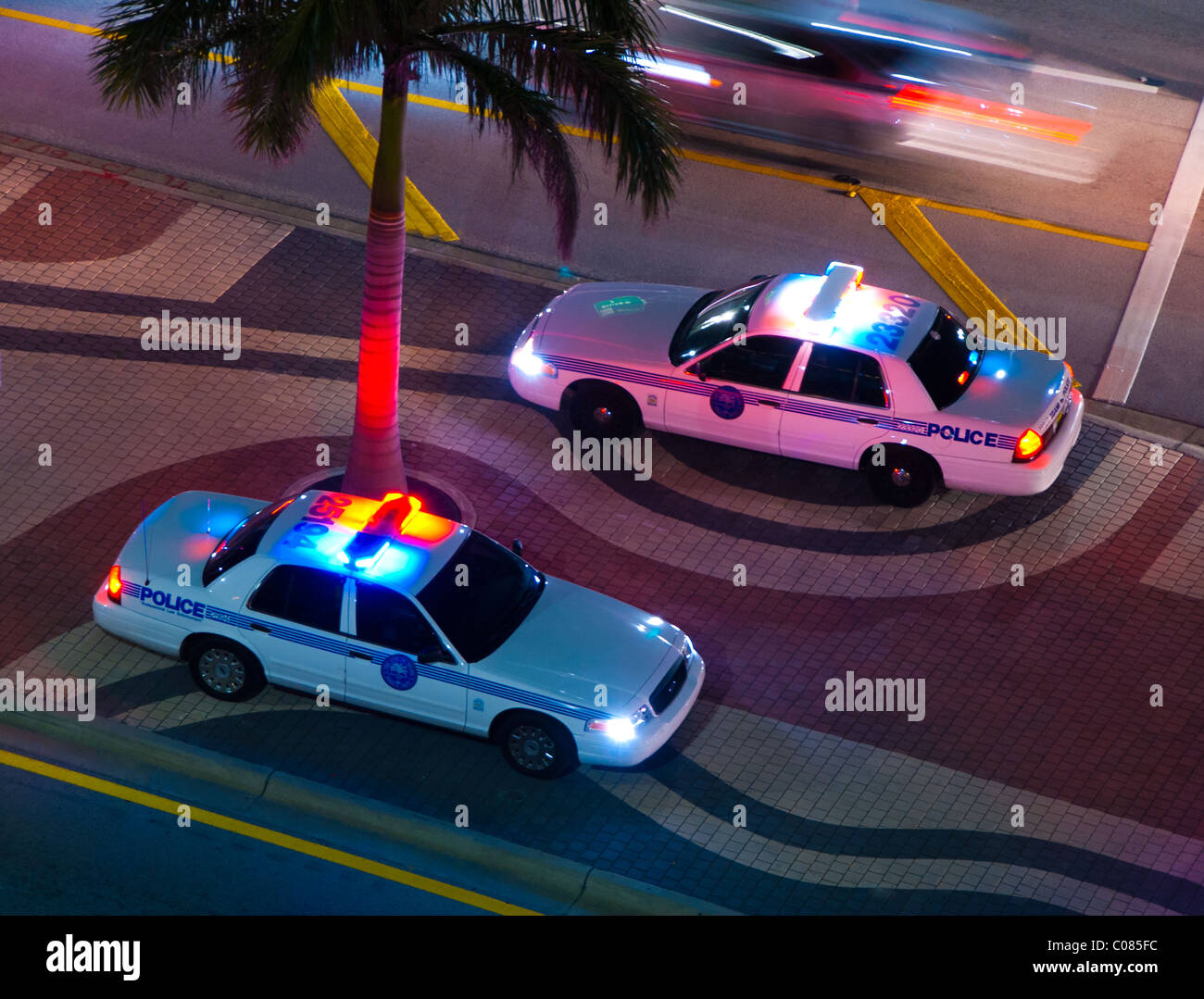 Couleurs de Noël lumières briller sur les voitures de police de Miami-Dade sur Biscayne Boulevard esplanade au centre-ville de Miami, Floride, USA Banque D'Images