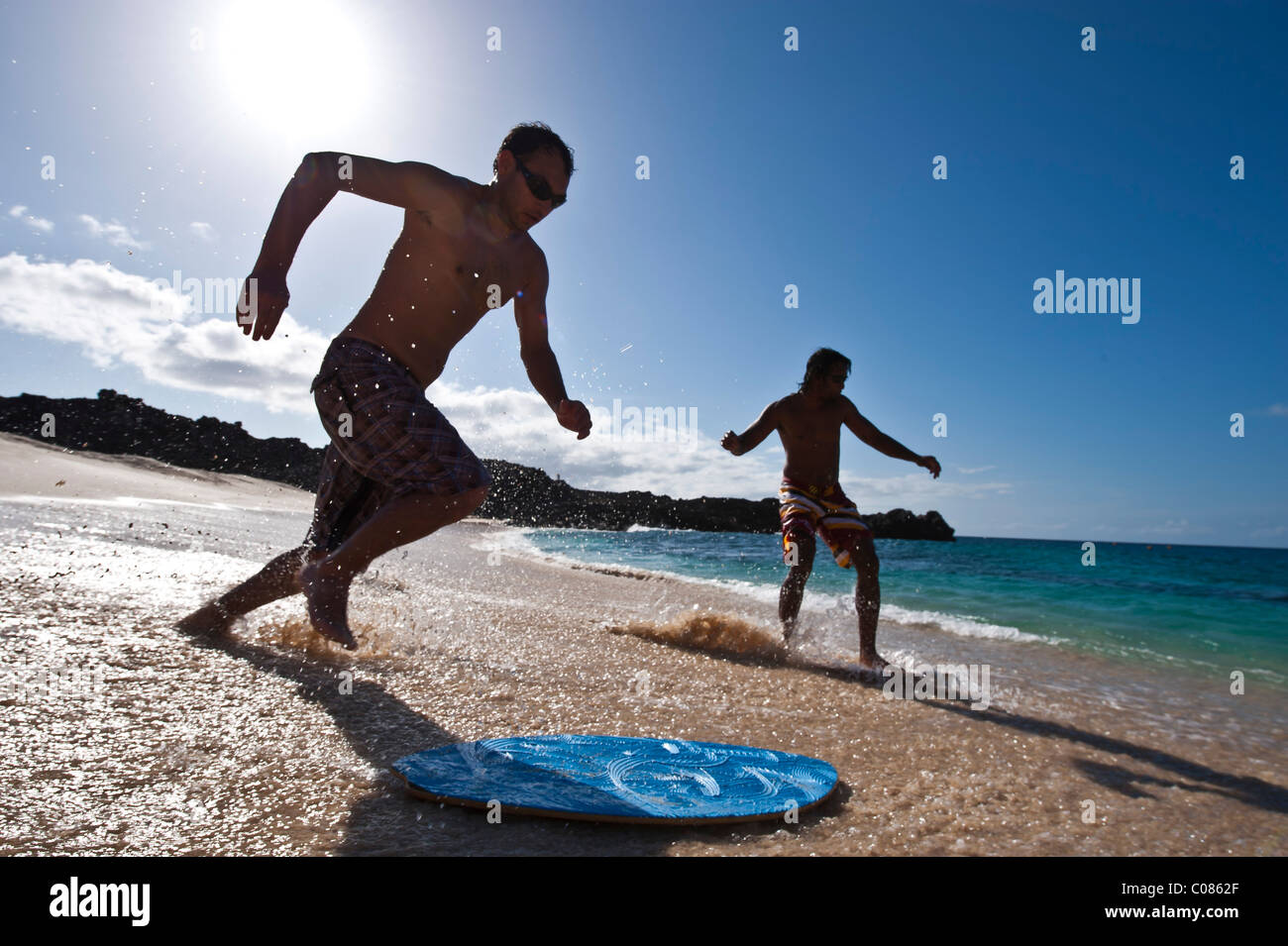 Skimboards sur l'île de l'ascension de la plage sud de l'Océan Atlantique Banque D'Images