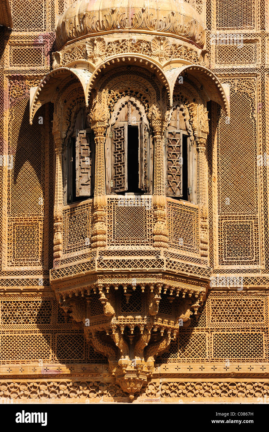 Grès délicate façade d'une vieille haveli, Patwon ki-Haveli Jaisalmer, Rajasthan, Inde, Asie Banque D'Images