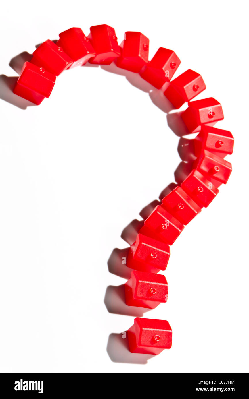 Maisons rouges formant un point d'interrogation sur un fond blanc avec des prix pour le type Banque D'Images