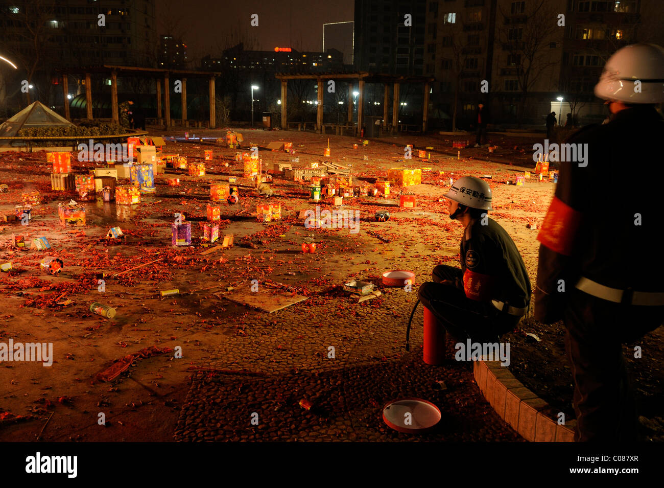 Chine - des gardes de sécurité avec un extincteur de feu d'artifice de débris dans la Fête des lanternes nuit à Beijing.17-Feb-2011 Banque D'Images