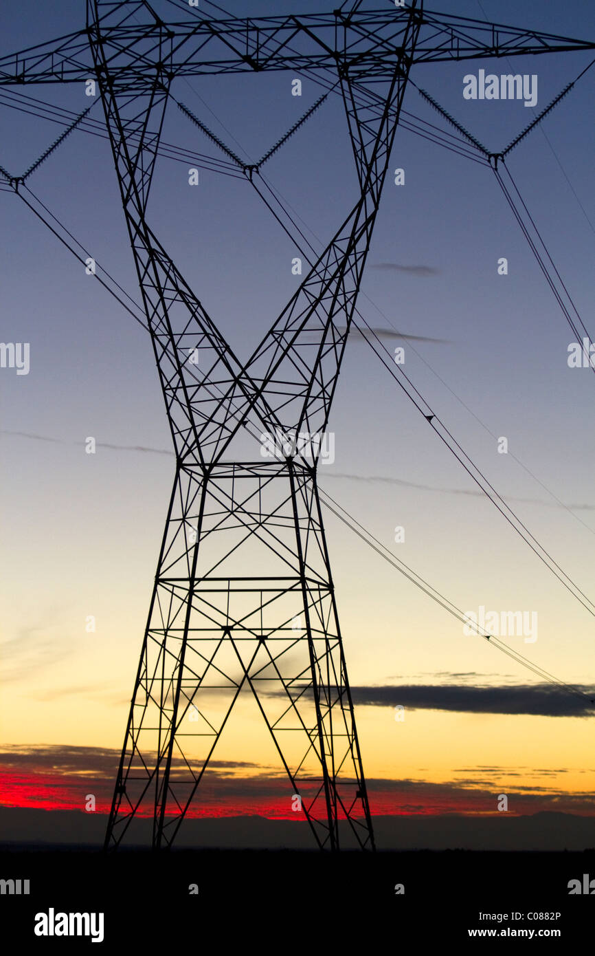 Tour de transmission électrique et le coucher du soleil près de Boise, Idaho, USA. Banque D'Images