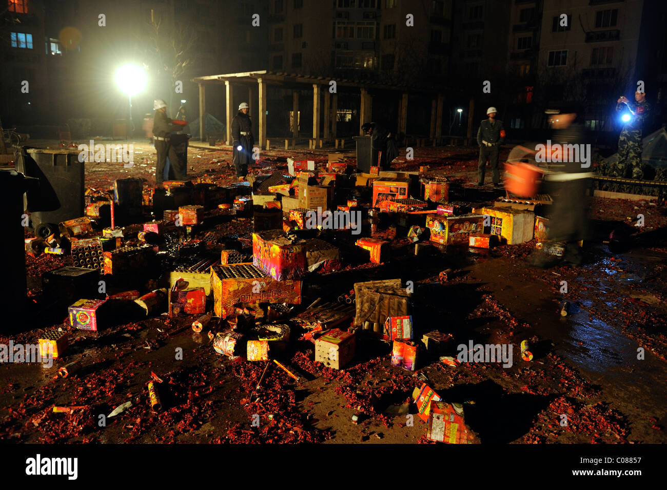 Chine - les gardes de sécurité mis hors la braise parmi les débris d'artifice utilisé dans la Fête des lanternes nuit à Beijing.17-Feb-2011 Banque D'Images